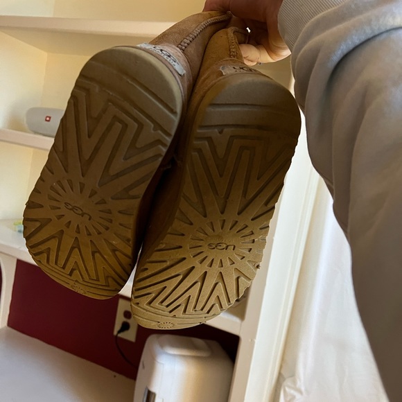 Gently Used UGG Classic Short II Boot- Size 8 Womens - Picture 4 of 4